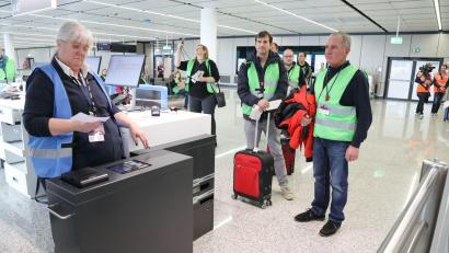 Bild: Dominik Bartl/dpa
Letzte Kontrolle vor der Gangway, doch der Flieger hebt nicht ab: Komparsen überprüfen Abläufe am neuen Flugsteig.