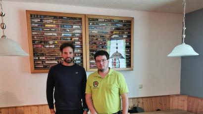 Bild: hzi
Sebastian Höllerer (links) gab Informationen und Tipps zur die Vorgehensweise bei der Beantragung von Fördermaßnahmen. FBG-Geschäftsführer David Karl informierte über den Holzmarkt und die Absatzlage.