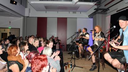 Bild: stg
Die Troglauer sorgten am Samstagabend für ausgelassene Stimmung im Foyer der Mehrzweckhalle.