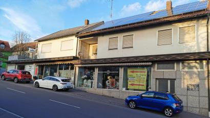 Bild: Portner
Das Geschäftshaus "Elektro Pickl" verfügt über eine lange Schaufensterfront in der Bezirksamtstraße. Am 30. Dezember öffnet sich die Ladentüre ein letztes Mal für Kunden.