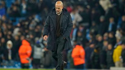 Bild: Dave Thompson/AP/dpa
Hat sich gegen Bayer Leverkusen verzockt: Manchester Citys Cheftrainer Pep Guardiola.