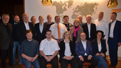 Bild: ak
Die Kandidatinnen und Kandidaten der der FWG Speichersdorf mit der Vorsitzenden Tanja Scherm (sitzend, Mitte) und Landrat Florian Wiedemann (rechts).