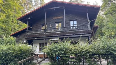 Bild: Heike Unger
Nach dem Rückzug des Schnaittenbacher Trachtenvereins war zunächst unklar, wie es mit der Buchberghütte weitergeht. Jetzt steht fest: Die Freilichtbühne am Buchberg übernimmt Betrieb und Bewirtschaftung.