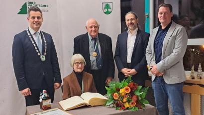 Bild: wel
Die neuen Ehrenbürger der Stadt Oberviechtach, Christa Zapf und Reinhold Malzer (Dritter von links) durften sich in das Goldene Buch eintragen.