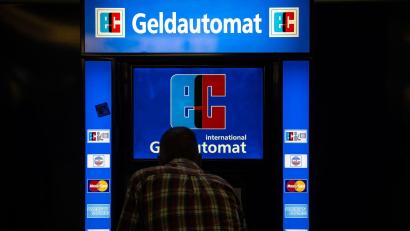 Bild: Hannes P. Albert/dpa
EU-Unterhändler haben sich auf neue Regeln zu Bargeldzugang und gegen Online-Betrug geeinigt. (Symbolbild)