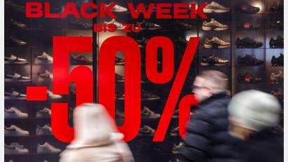 Bild: Oliver Berg/dpa
Ein Schnäppchen zu machen, fühlt sich gut für uns an. (Archivbild)