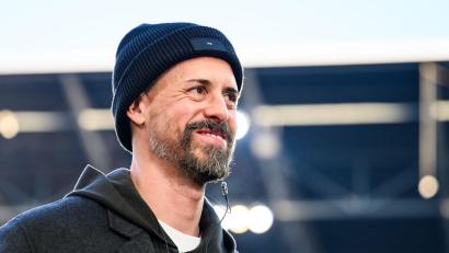 Bild: Tom Weller/dpa
Augsburg-Trainer Sandro Wagner lächelt im Stadion. (Archivfoto)