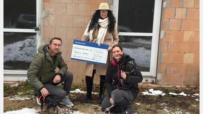 Bild: Aneta Lange-Snajdrova
Die Metz Group überreicht dem Tierheim Amberg eine Spende von 1500 Euro.