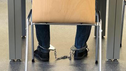 Bild: juh
Als er eine Haftstrafe verbüßte, handelte ein 29-jähriger Familienvater aus Neustadt/WN auch in der JVA mit Drogen. Hilfe bekam er dabei von seiner Familie. Jetzt wurden sie vor der 1. Strafkammer am Landgericht Weiden verurteilt.