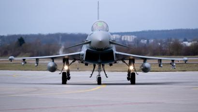 Bild: Sven Hoppe/dpa
Kampfjets der Bundeswehr dürfen in Tieffluggebieten kurzzeitig auf knapp 80 Meter Höhe absinken. (Symbolbild)