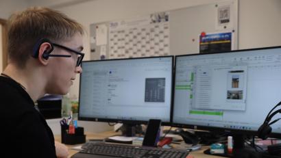 Bild: olr
Ein Blick in den Ausbildungsalltag: Sebastian nutzt Spracherkennungssoftware und Headset, um seine Aufgaben zu erledigen.