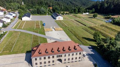 Archivbild: Armin Weigel, dpa
Die KZ-Gedenkstätte Flossenbürg erhält 300.000 Euro vom Freistaat Bayern für digitale Projekte zur regionalen Heimatentwicklung.