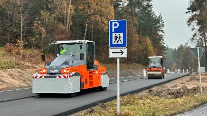 Bild: ecopals/exb
Die B 22 bei Leuchtenberg wird ab Freitag, 28. November, nach umfangreichen Sanierungsarbeiten im Laufe des Tages in beide Richtungen (Oberviechtach und Weiden) für den Verkehr vollständig geöffnet.