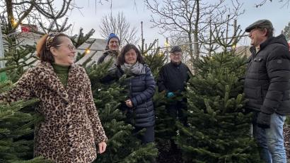 Bild: Omert
Die Mitglieder des LC Amberg-Sulzbach sind mittlerweile gefragte Baumverkäufer. Hier von links Präsidentin Patricia Pulkert,, Stefan Huber, Christine Arnold, Johann Frank und Martin Sterk.