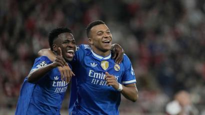 Bild: Petros Giannakouris/AP/dpa
Kylian Mbappé (r) und Vinicius Junior von Real Madrid feiern den Champions-League-Sieg in Piräus.