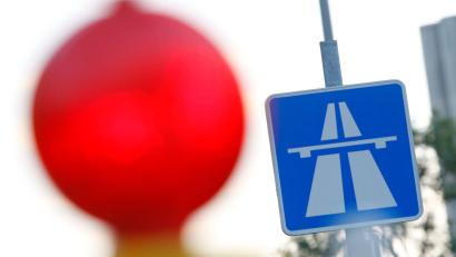 Bild: Florian Schuh/dpa
Ein beschädigter Gullydeckel sorgt für einen Unfall auf der Autobahn 9. (Symbolbild)