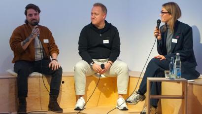 Bild: jut
Thomas Haberl (Mitte), der aus Schwandorf stammt, hat 2023 sein Start-up verkauft – für einen "annähernd dreistelligen Millionenbetrag". Links neben ihm sitzt Timo Schertel, der seine Firma ebenfalls veräußert hat. Beide sprechen im "Stadtlabor+" in Amberg über ihren Exit.