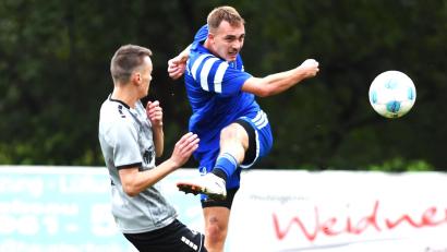 Archivbild: Gerhard Büttner
Der Schirmitzer Nicolas Rast beim Torschuss: Lediglich 19 Mal hat das Bezirksliga-Schlusslicht in 20 Spielen ins Schwarze getroffen. Noch schlimmer ist die Bilanz der Gegentore, es sind deren 76.