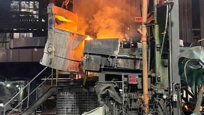 Bild: ass
Alte und "neue" Luitpoldhütte treffen hier aufeinander: Mit den alten Kesseln wird der neue, automatisierte Vergießofen befüllt.