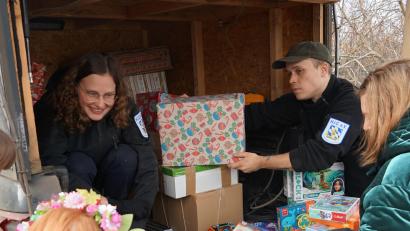 Bild: Alexander Krauß
Einschläge von Granaten und Schüsse aus Maschinengewehren waren zu hören, als Alexander Krauß und seine Mitstreiter bei einer vorherigen Weihnachtsaktion (Bild) Geschenke an die Menschen in einem Dorf in der Nähe von Kostjantyniwka verteilten.