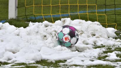 Bild: Hubert Ziegler
Bei der aktuellen Witterung scheint es wenig realistisch, dass der Ball am kommenden Wochenende in den regionalen Amateurligen noch rollt. Doch frühzeitige Absagen sind trotzdem nicht möglich. Warum ist das so?