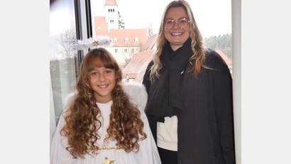Bild: no
Vor der geöffneten Tür im Obergeschoss des Rathauses, von dem aus jedes Jahr der Prolog gesprochen wird, mit dem Blick auf das Dorfensemble im Hintergrund: Das neue Christkind Luisa Hiltl (links) und ihre Vorgängerin Lea Bleisteiner.
