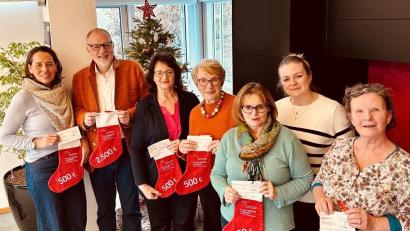 Bild: Karoline Gajeck-Scheuck
Insgesamt 2500 Euro gab es dieses Jahr als Weihnachtsüberraschung für Amberger Vereine. Stadtwerke-Geschäftsführer Frank Backowies (Zweiter von links) übergab die Spenden.