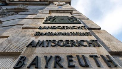 Bild: Daniel Karmann/dpa
Mehr als fünf Jahre haben Wissenschaftler der Universität Bayreuth Hunderte Verfahren gesichtet und handelnde Personen der NS-Zeit identifiziert sowie den Umgang mit Justizunrecht nach dem Zweiten Weltkrieg analysiert. (Archivbild)