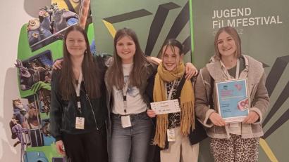 Bild: Sylvia Arnold 
Die glücklichen Gewinnerinnen beim Jugendfilmfestival Melissa Plotts, Leni Arnold, Eva-Marie Merkl und Sofie Guttenberger (von links).