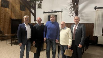 Bild: Eska-Stiftlandkraftverkehr GmbH/Christina Schmidkonz
Geschäftsführer Markus Hösl, Omnibusfahrer Werner Hederer, Disponent Gerhard Schmidkonz, Omnibusfahrer Salman Kemal und Landrat Roland Grillmeier.