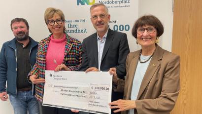 Bild: Friedrich Peterhans, KNO AG
Robert Weiß, Sabine Zeidler (von links) und Waltraud Koller-Girke (rechts) übergaben an KNO-Vorstand Michael Hoffmann eine Spende über 100.900 Euro für Palliativpatienten und andere schwerkranke Menschen.