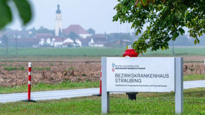 Bild: Armin Weigel/dpa
Vier ehemaligen Patienten des BKH Straubing wird der Prozess gemacht. Der Vorwurf lautet Geiselnahme. (Archivbild)