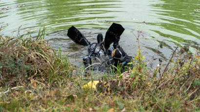 Bild: sbö
Ein Polizist ging mit einem Metallsuchgerät auf Tauchgang.