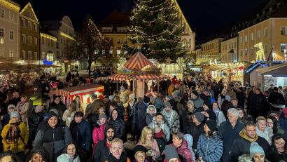 Bild: Stephan Huber
Der Weihnachtsmarkt in Amberg in seiner ganzen Pracht. Am Donnerstag, 27. November, eröffnete die Budenstadt, auf dem Marktplatz, die bis 23. Dezember geöffnet sein wird.