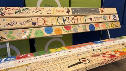 Bild: Nils Ganzmann
Die Bank hat an mehreren Stationen halt gemacht. Die Teilnehmer konnten ihrer Kreativität zum Thema Menschenwürde freien Lauf lassen.