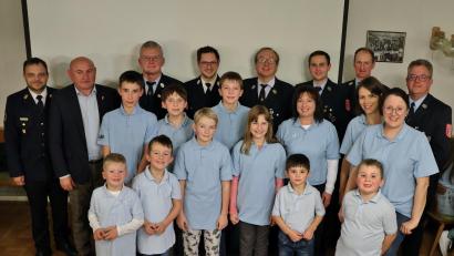 Bild: Markus Rauscher
Die Kinderfeuerwehr Adlholz ist nun offiziell gegründet. Darüber freuten sich hinten stehend von links nach rechts: Kreisbrandinspektor Michael Iberer, Zweiter Bürgermeister Georg Götz, Fachbereichsleiter Kinderfeuerwehren Harald Schmidt, stellvertretender Kreisjugendwart Niklas Obermeier, 1. Kommandant Reinhard Bauer, Jenny Winklmann, 2. Vorstand Manuel Heindl, 1. Vorstand Florian Siegler, Claudia Graf, Melanie Pyka, Markus Rauscher und die Wichtigsten: die Kinder der Kinderfeuerwehr Adlholz.