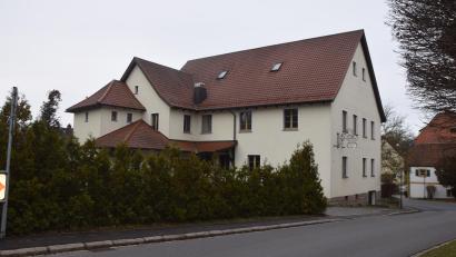 Bild: fz
Das Gasthaus Hermann. Bürgermeister Martin Schregelmann gab bekannt, dass die Gemeinde Etzenricht das Gebäude gekauft hat.