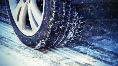 Symbolbild:  Jürgen Fälchle/Stock Adobe
Auf glatter Straße ist ein Autofahrer in Eigelsberg gegen einen Zaun gerutscht.