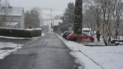 Bild: jr
Die Schulstraße soll im Bereich der Grundschule (rechts) auf Tempo 30 beschränkt werden, war sich der Marktrat mehrheitlich einig.