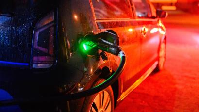 Bild: Julian Stratenschulte/dpa
Nach der Streichung der Elektroauto-Kaufprämie Ende 2023 brachen die Verkaufszahlen von Elektrofahrzeugen an private Autofahrer ein; diese Phase ist laut HUK Coburg beendet. (Symbolbild)