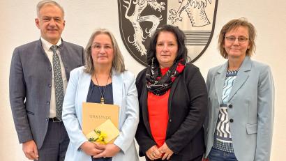 Bild: LRA TIR/Dominik Göhl 
Landrat Roland Grillmeier gratuliert Gisela Worf (Zweite von links) im Beisein von Ramona Wiesent und Inge Üblacker.