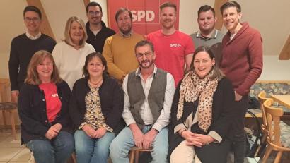 Bild: wel
Die Landratskandidatin Marianne Schieder (untere Reihe, Zweite von links) und der Kreisvorsitzende der SPD Peter Wein (oben links) freuen sich, dass der Vorsitzende des SPD-Ortsverbands Johannes Kretschmer (obere Reihe, Dritter von links) auf eine starke Kandidatenliste vertrauen kann.