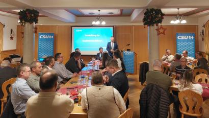 Bild: mfh
Der Saal im Gasthaus Roter Hahn war gut besetzt. Die Nominierungsveranstaltung für den Stadtrat wurde auch von etlichen Nicht-Parteimitgliedern besucht.