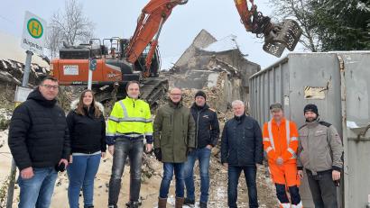 Bild:  Volker Schneeberger
Hier wird Platz für eine neue Dorfmitte geschaffen. Andreas Pamler (Zimmerei), Anton Köppl (Bauhof Schwarzhofen), Johann Spießl (Statiker), Helmut Seebauer (Fa. Seebauer), Erster Bürgermeister Maximilian Beer, Michael Kraus (ALE Oberpfalz), Sarah Weiß (ALE Oberpfalz) und Volker Schneeberger vom Bauamt verfolgen die Abrissarbeiten in Denglarn.
