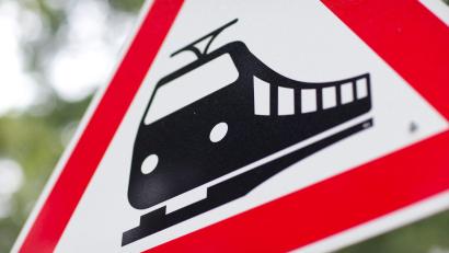 Bild: Friso Gentsch/dpa
In der Nähe eines Bahnübergangs geriet der Autofahrer mit seinem Wagen auf die Gleise. (Symbolbild)