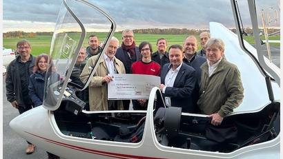 Bild: Aero-Club Weiden e. V. 
Stiftungsratsvorsitzender Oberbürgermeister Jens Meyer (vorne, Zweiter von rechts) übergibt eine Spende an den Aero-Club. Darüber freuen sich auch Hans-Jörg Schön, Jens Michael Heine, Reinhard Meier, Hans Schütz und Bernd Morawitz.
