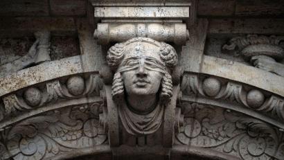 Bild: Pia Bayer/dpa
Der Angeklagte soll zwischen 2018 und 2022 als Leiter von Callcentern an einem umfangreichen Betrug mit Trading-Plattformen im Internet mitgearbeitet haben. (Symbolbild)