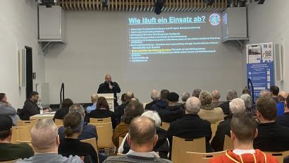 Bild: Stephanie Margeth
Leitender Notfallsanitäter Florian Schwamberger stellt seine "First Responder"-Gruppe vor.