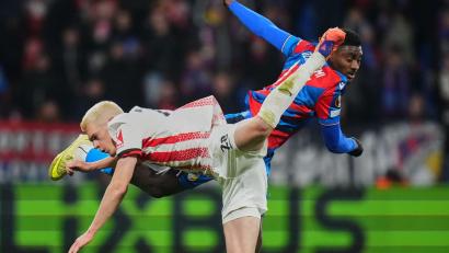 Bild: Petr David Josek/AP/dpa
Umkämpftes Duell: Der SC Freiburg und Matthias Ginter (l.) spielen bei Viktoria Pilsen 0:0.