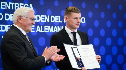 Bild: Bernd von Jutrczenka/dpa
Bundespräsident Steinmeier (l) nennt ihn eine lebende Legende und zeichnet ihn aus: Ex-Nationalspieler Kroos (r).